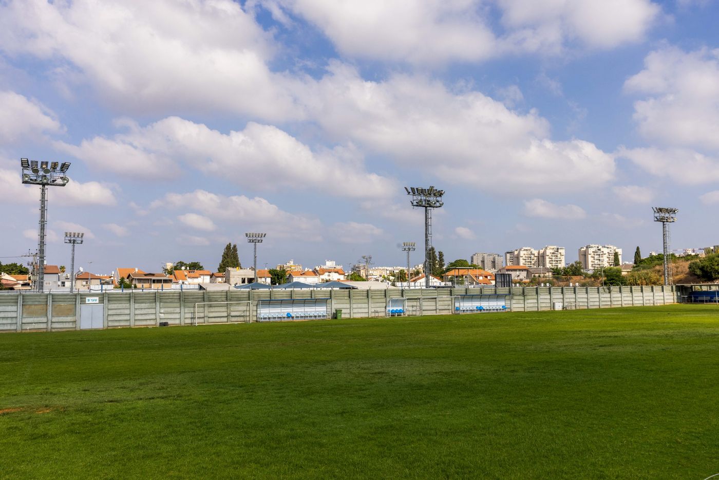 הממשלה אישרה: מגרשי הספורט בישראל יפיקו חשמל