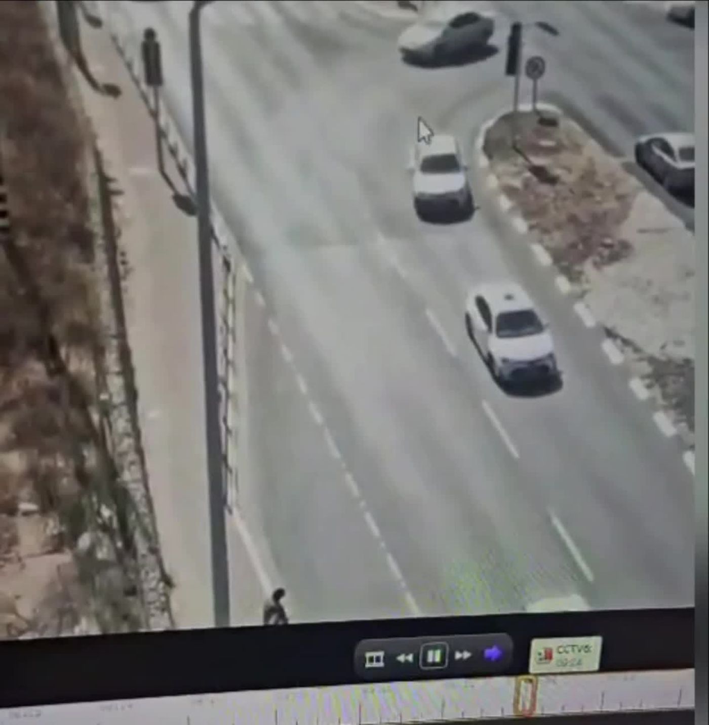 המחבל סטה מהכביש לעבר החיילים: תיעוד הפיגוע בבית ליד