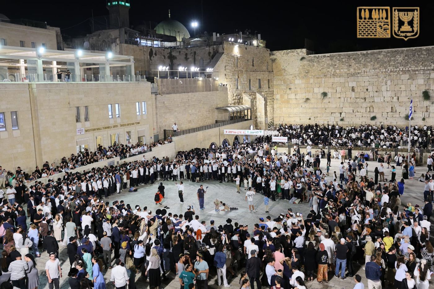 אלפים בכותל המערבי: צפו בקריאת מגילת איכה בשידור חי