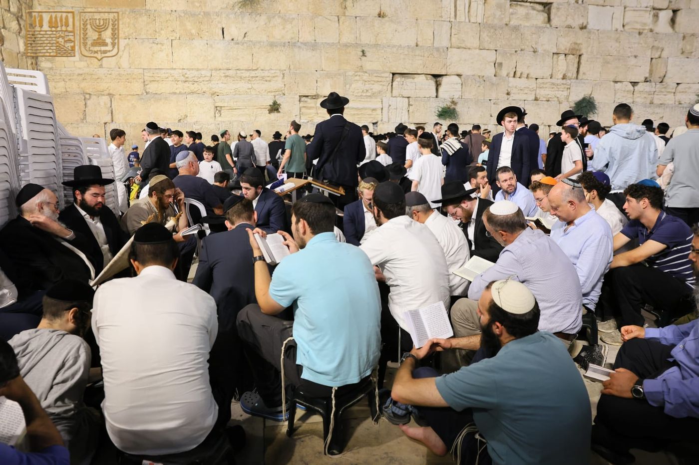 אלפים בכותל המערבי: צפו בקריאת מגילת איכה בשידור חי