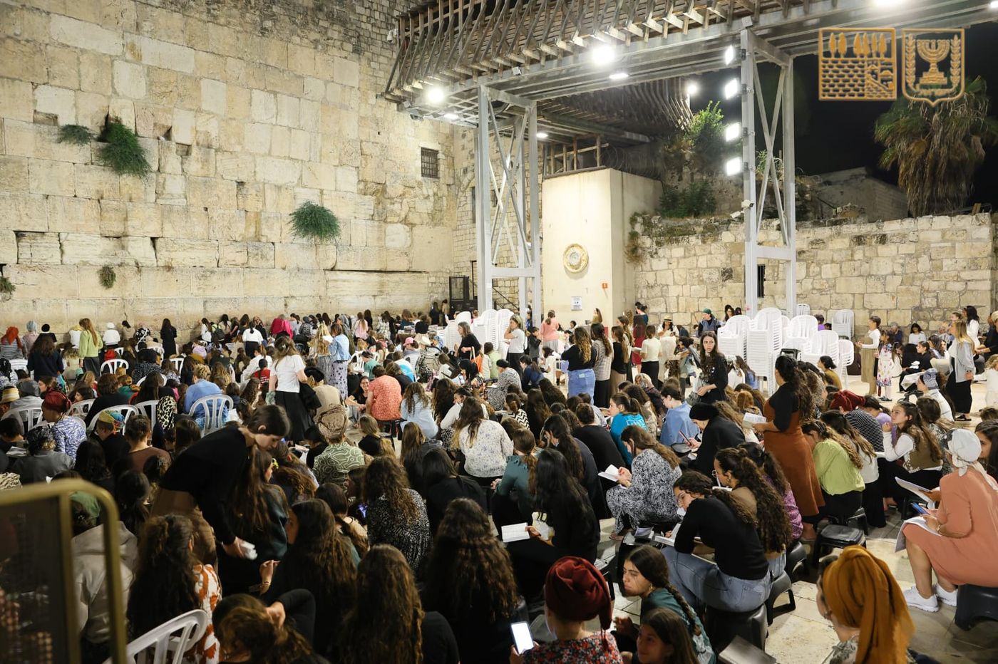 אלפים בכותל המערבי: צפו בקריאת מגילת איכה בשידור חי