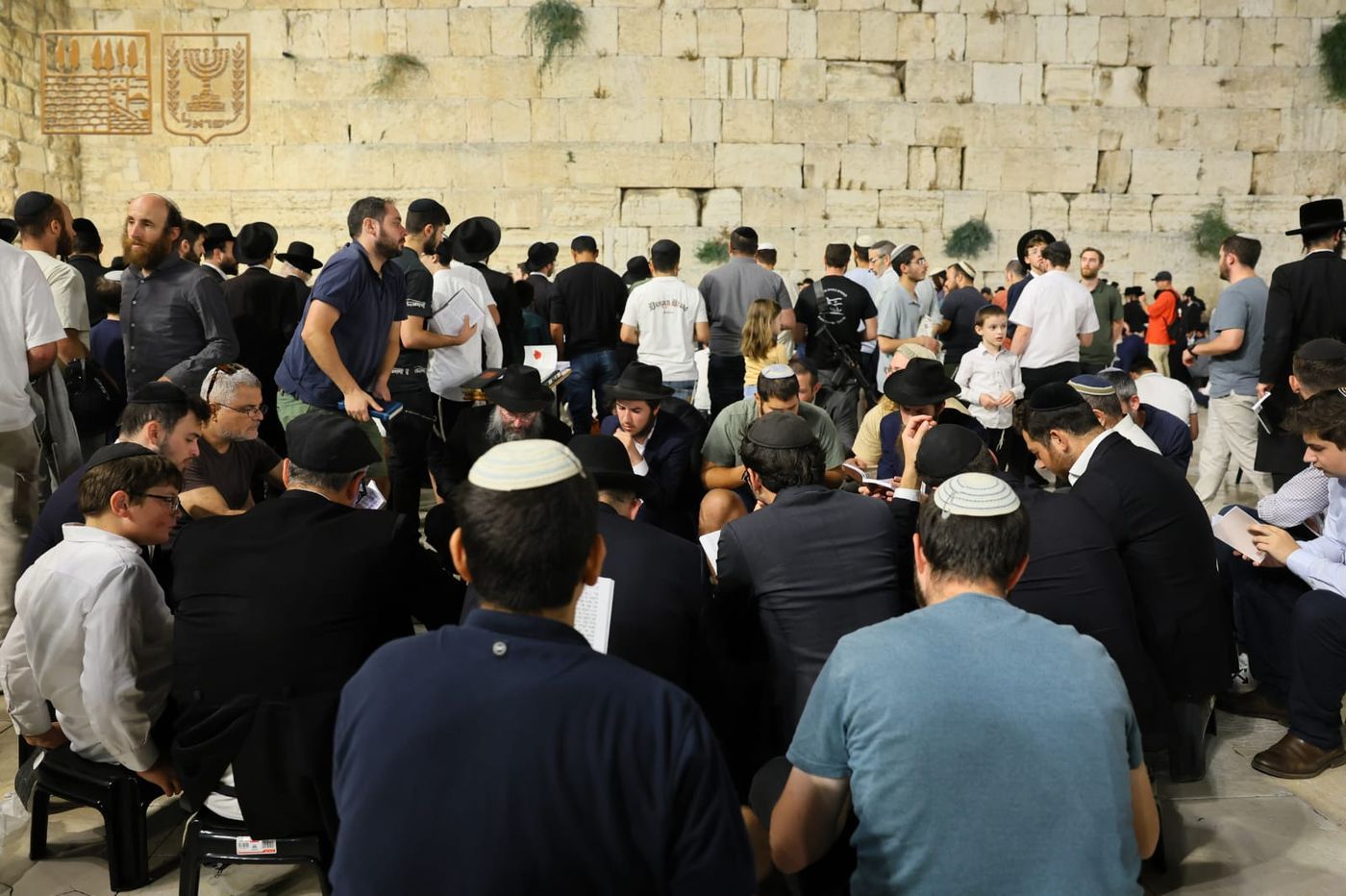 אלפים בכותל המערבי: צפו בקריאת מגילת איכה בשידור חי