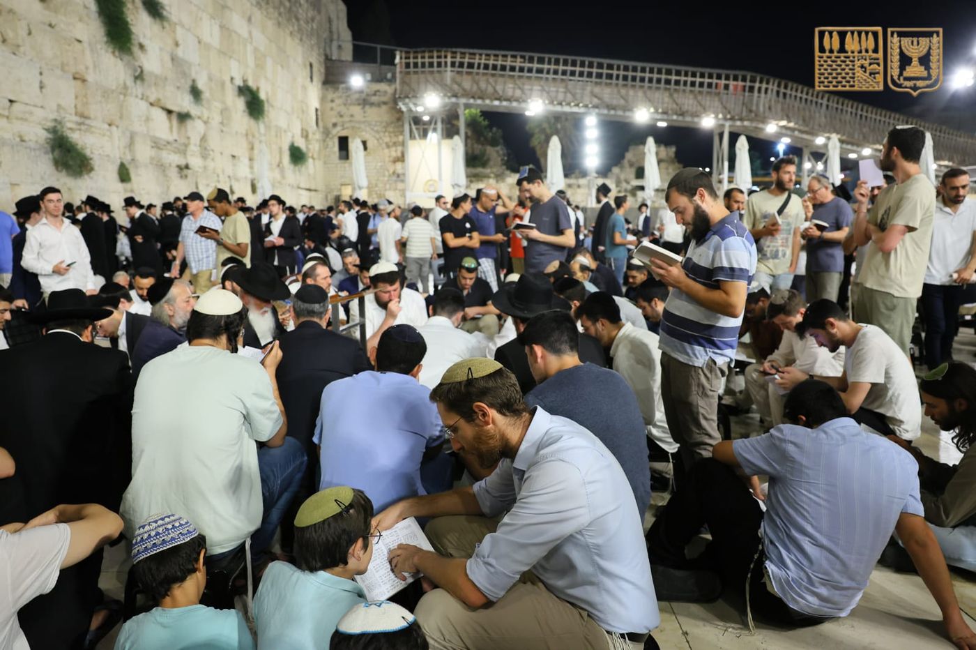 אלפים בכותל המערבי: צפו בקריאת מגילת איכה בשידור חי