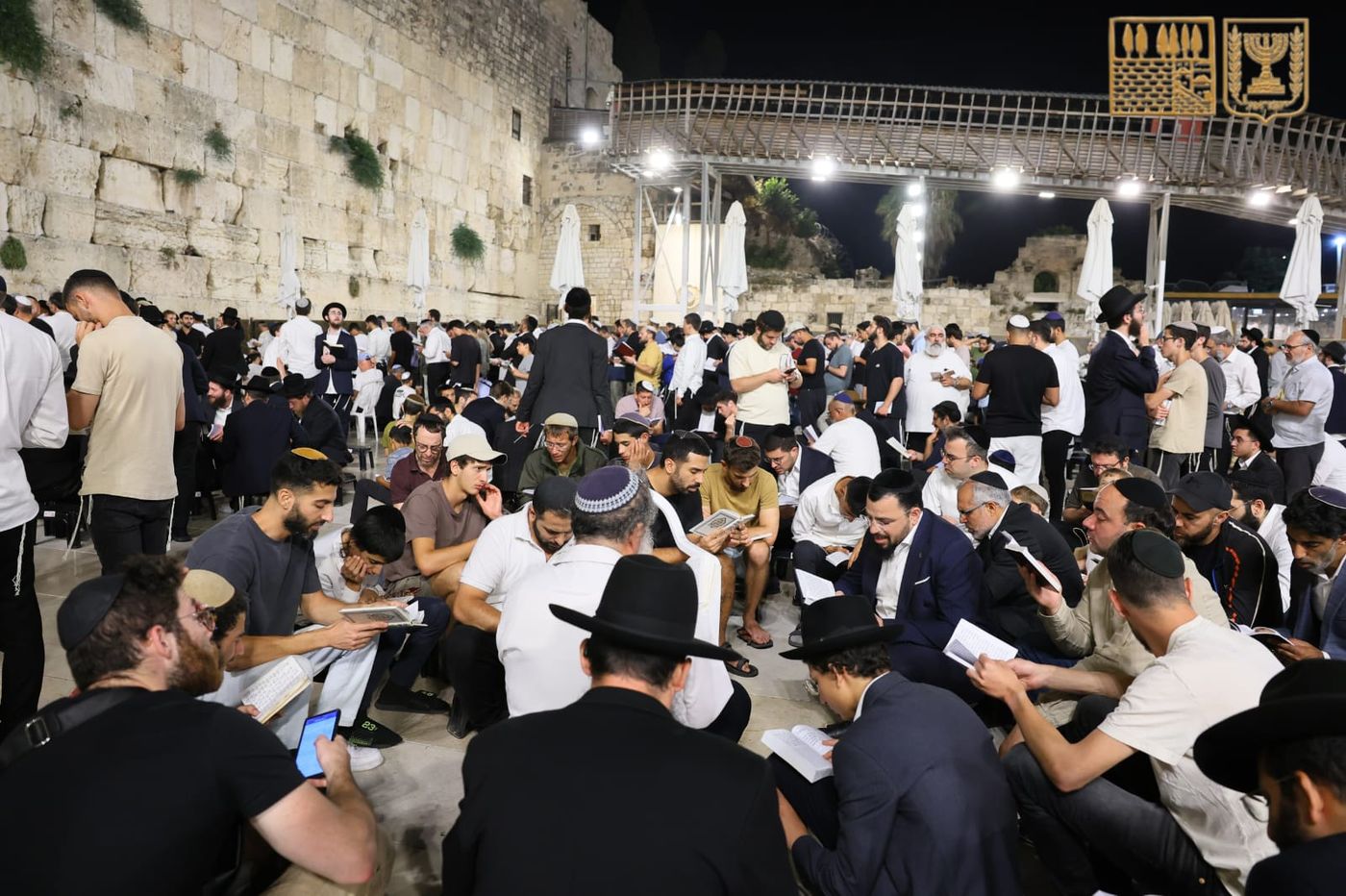 אלפים בכותל המערבי: צפו בקריאת מגילת איכה בשידור חי