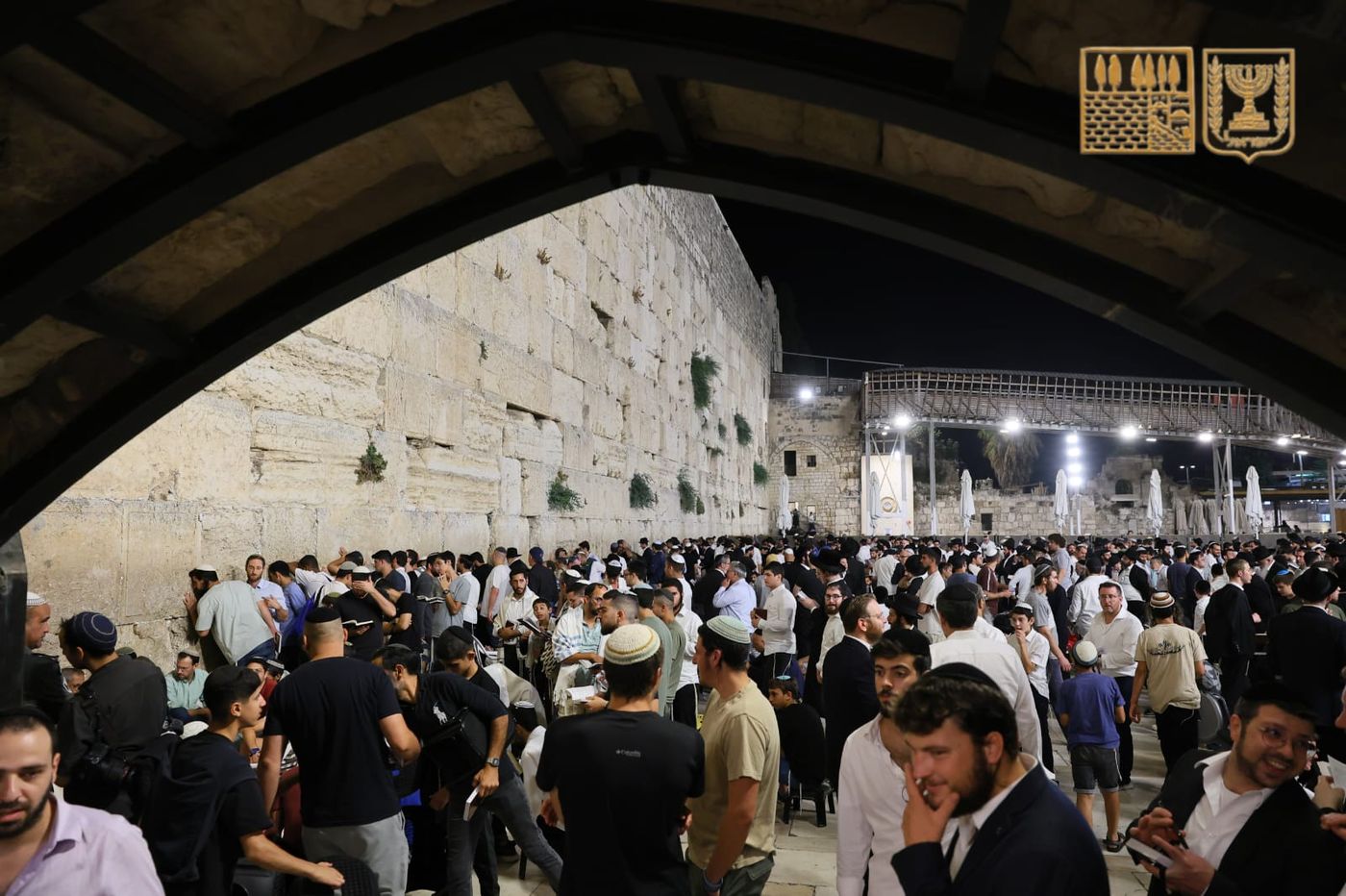 אלפים בכותל המערבי: צפו בקריאת מגילת איכה בשידור חי