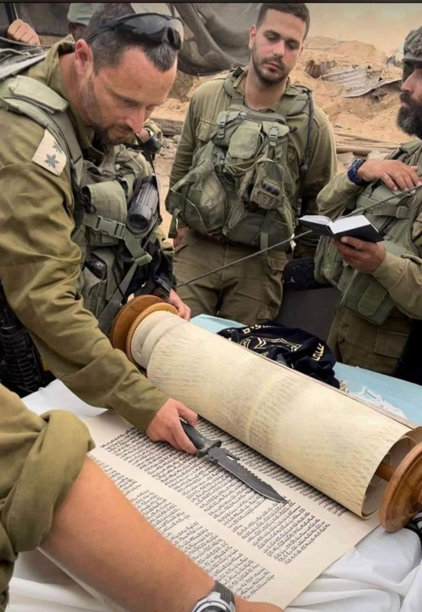 מעוז שוורץ ברצועת עזה קורא בתורה בשטחי כינוס לפני הכניסה לעזה.