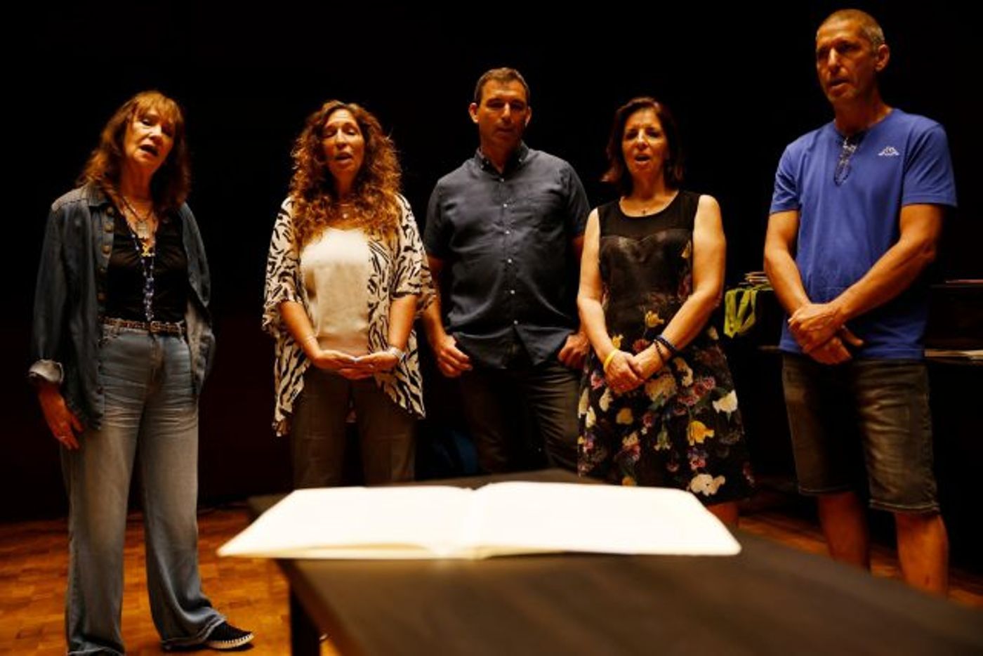 ילדיה של רותיק נוסבאום (אחותה של נעמי שמר) עם מילות השיר המקורי בספריה הלאומית.