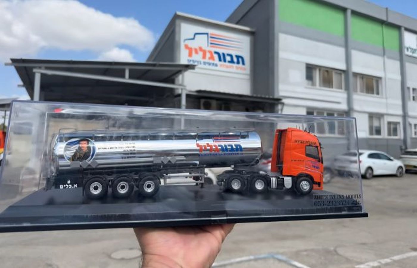 מודל מוקטן של מיכלית דניאל לדוד אביו (צילום תבור גליל)