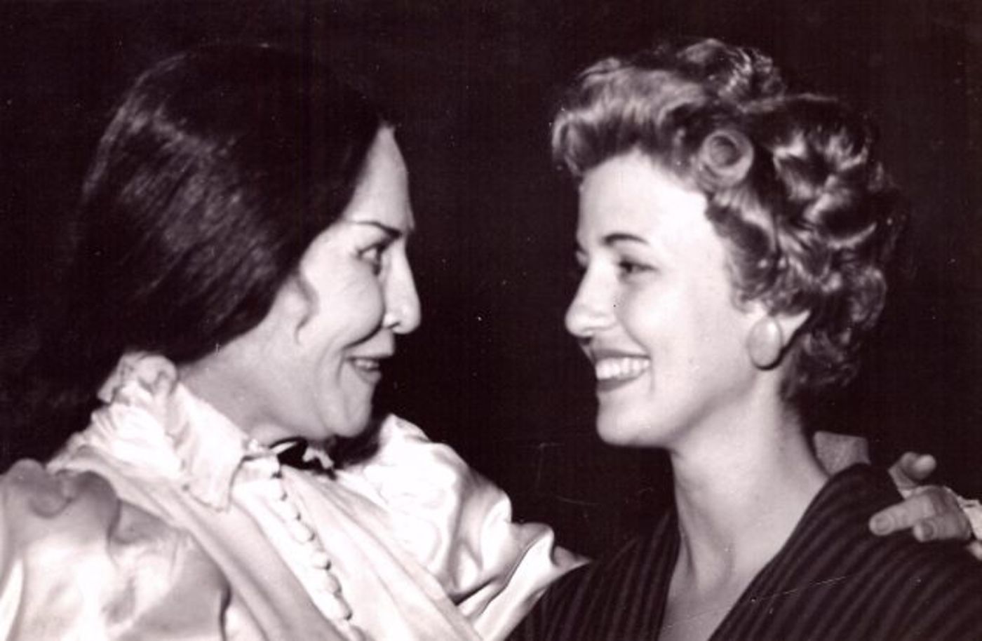 מימין אילנה וחנה רובינא, פריס 1957, ללא קרדיט צילום