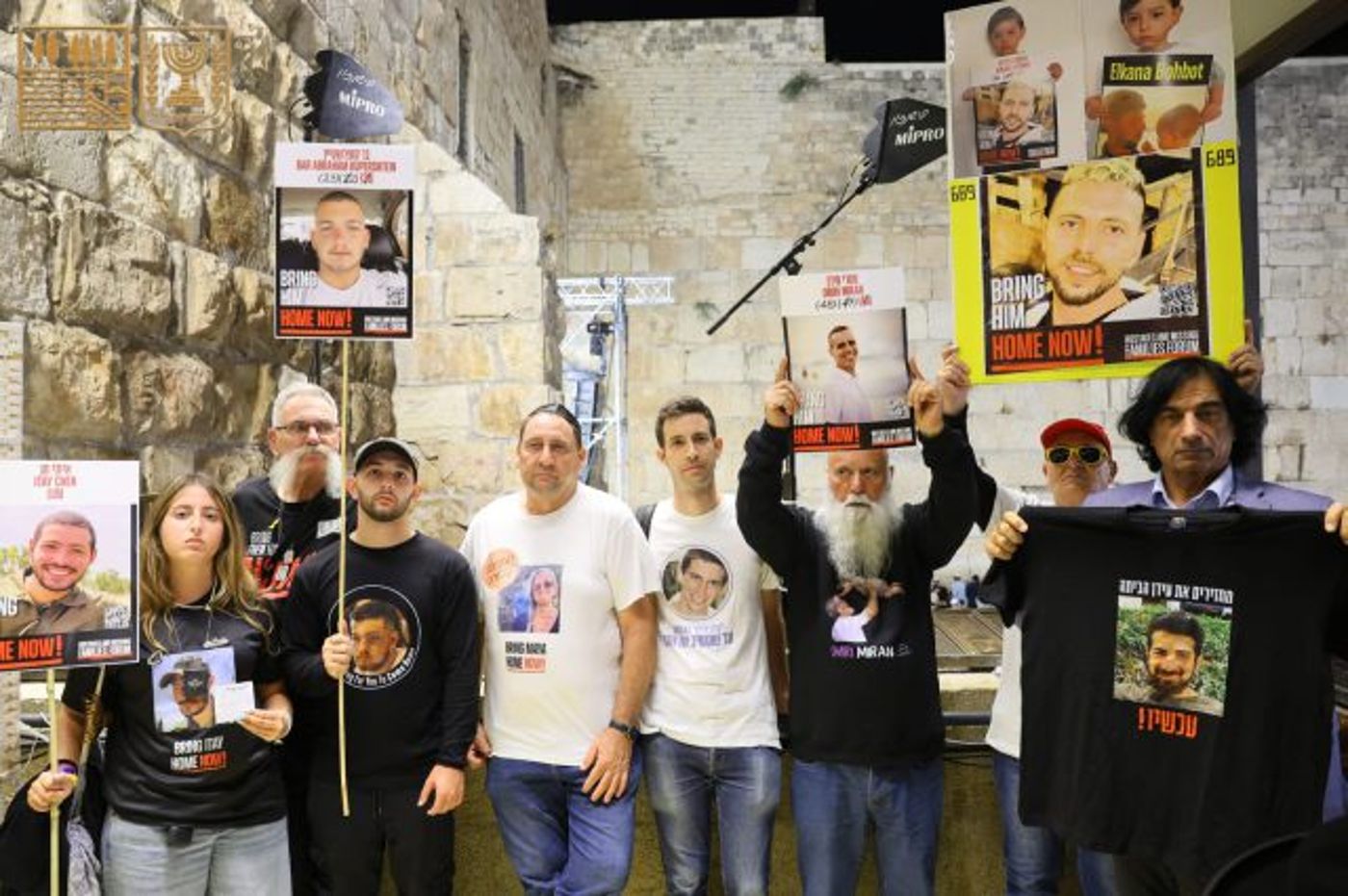 שורדי השבי ובני משפחות החטופים בסליחות ראשונות בכותל