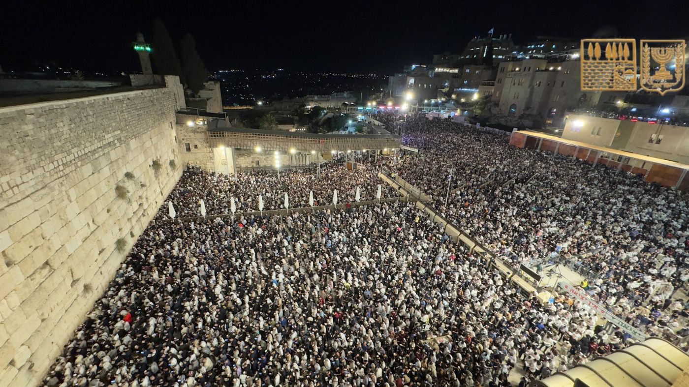 שורדי השבי ובני משפחות החטופים בסליחות ראשונות בכותל