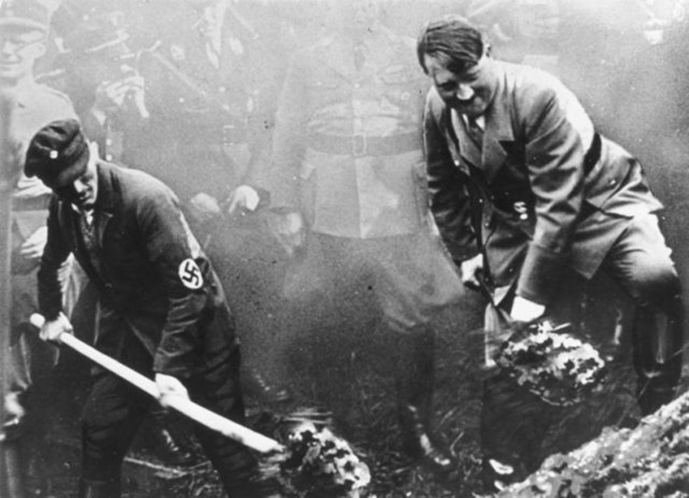1933 היטלר חונך את העבודות לסלילת כביש מהיר (German Federal Archives, ויקימדיה)
