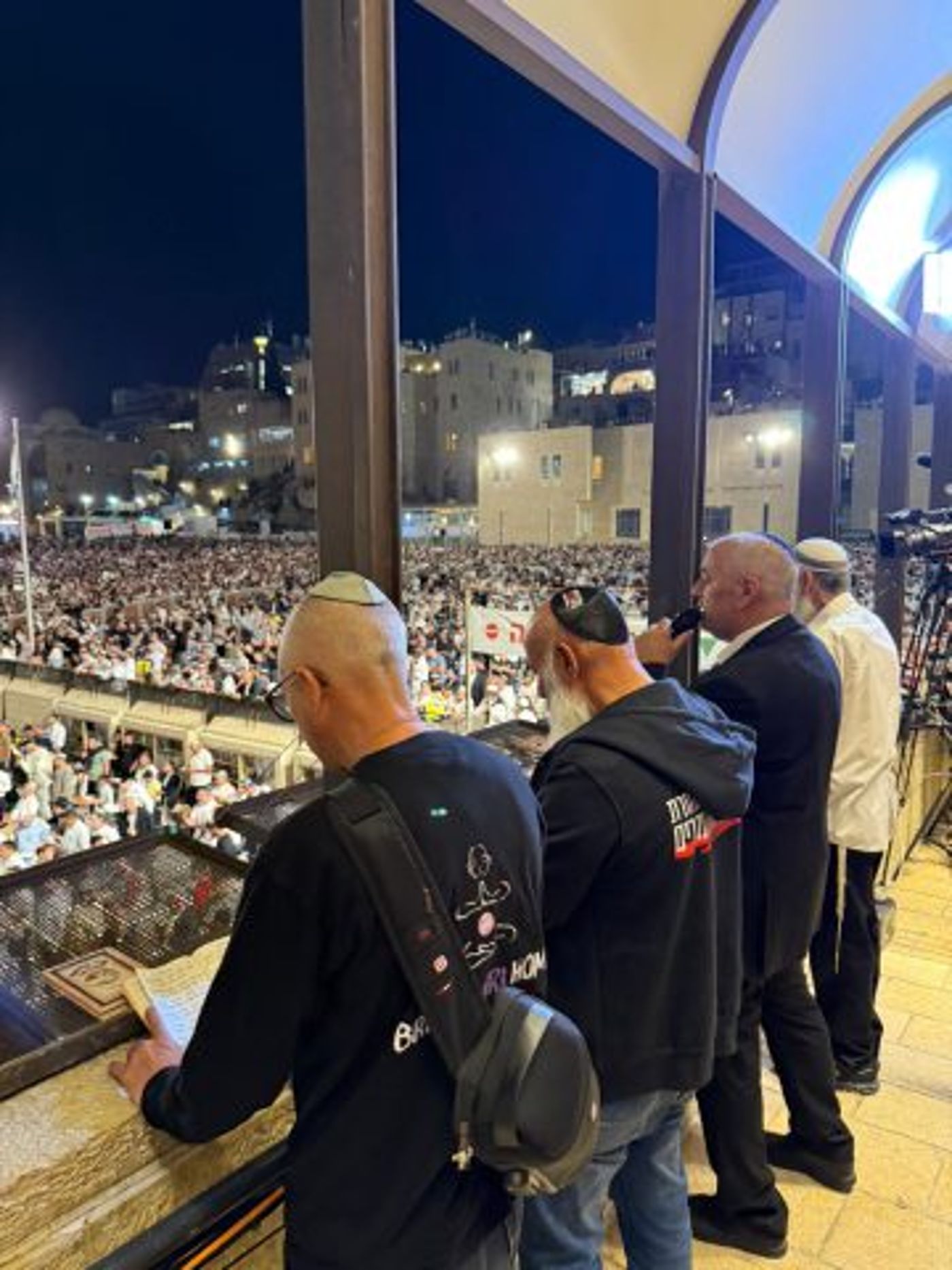 נושאים תפילה לחזרתם הביתה (מטה משפחות החטופים)