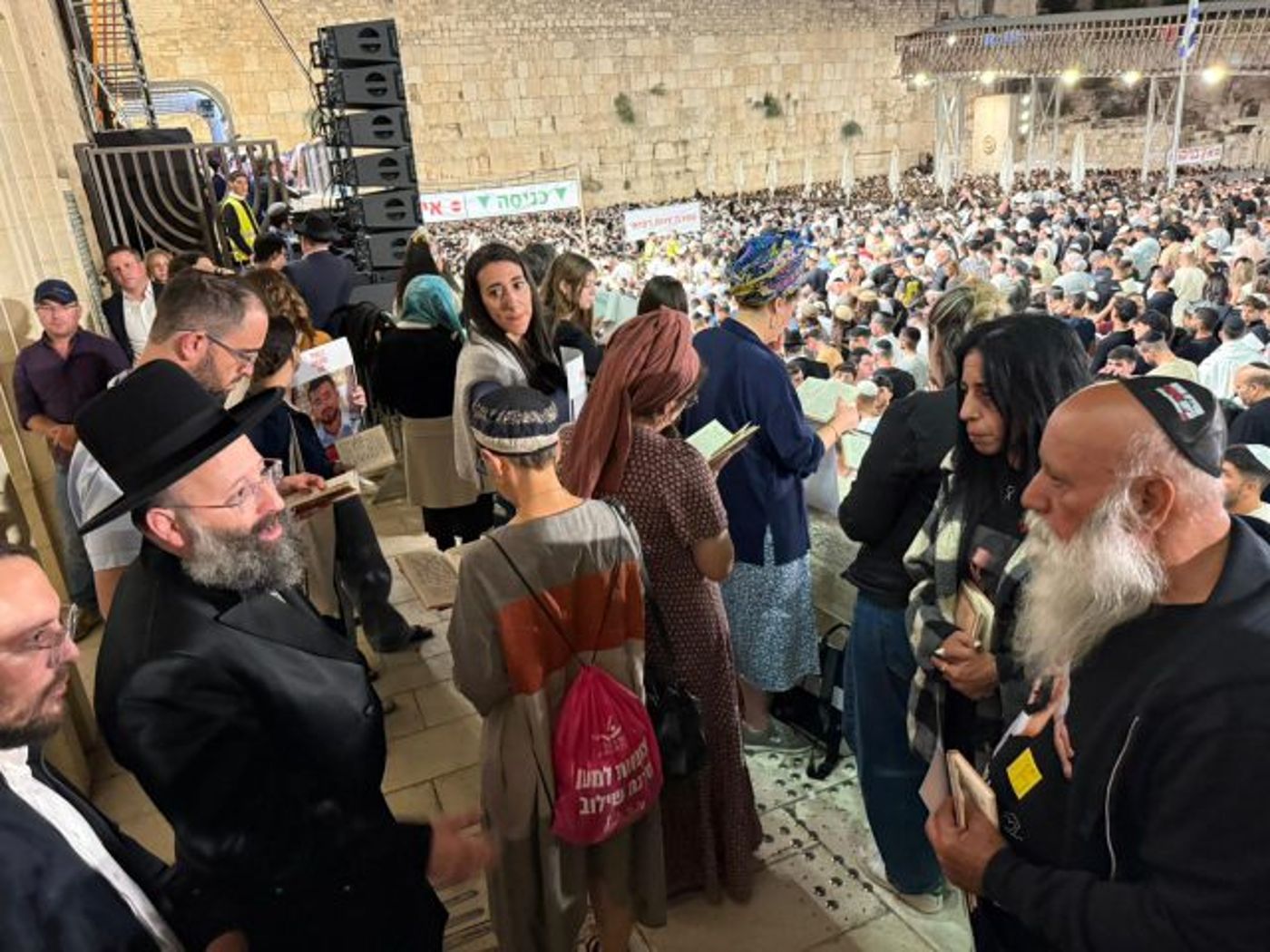 משפחות החטופים בסליחות בכותל המערבי (מטה משפחות החטופים)