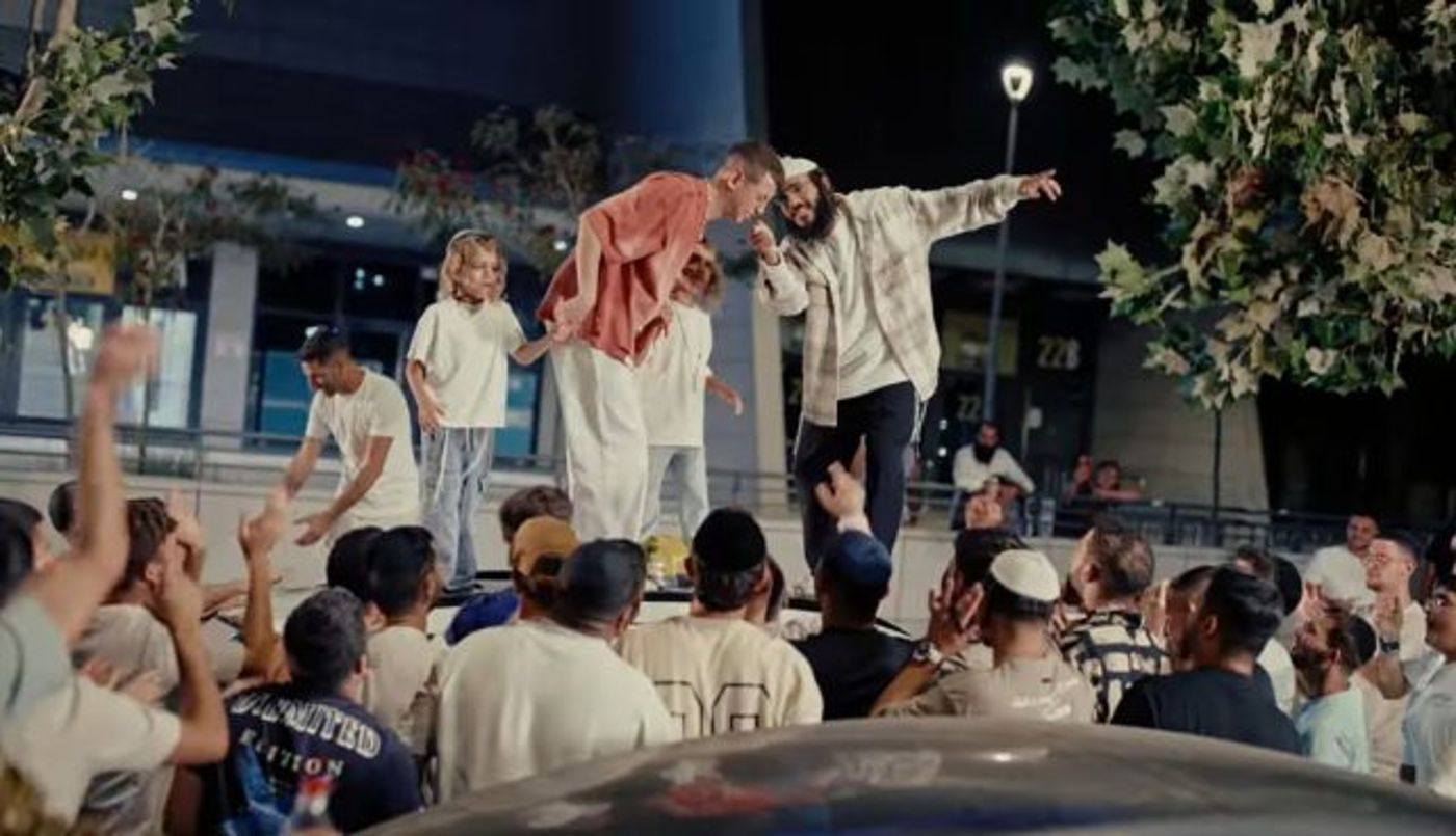 רק גברים בקליפ. מתוך הקליפ של השיר -"הרע זה לא אני".(צילום קליפ: לירון אפוטה)