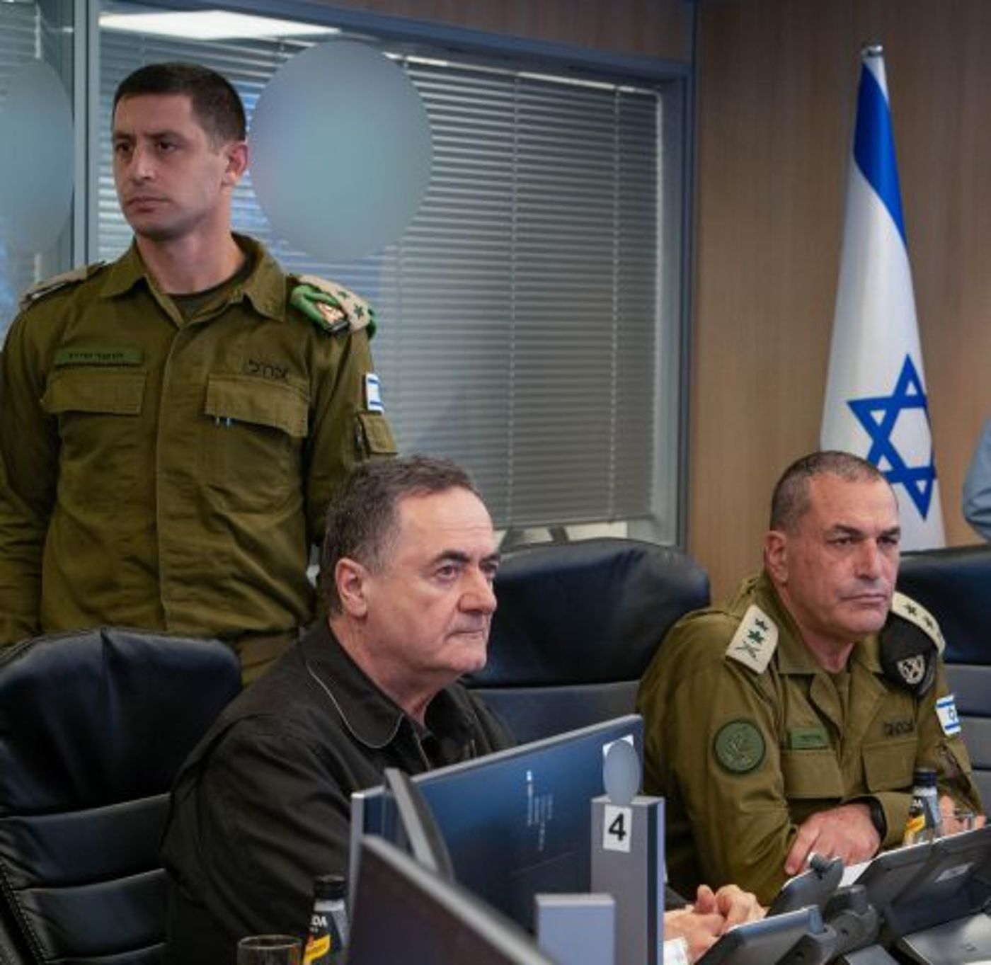 שר הביטחון והרמטכ"ל בבור הפיקוד של חיל האוויר