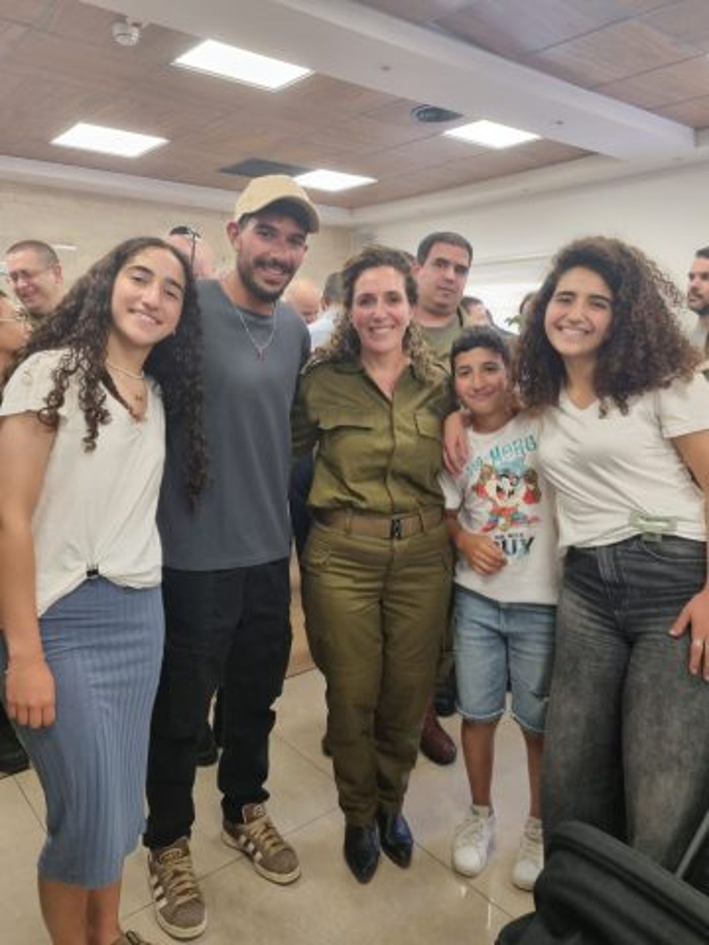 סא"ל אושרת פרץ עם משפחת אברהים חרובה. צולם ב7.10. מתוך אוסף פרטי