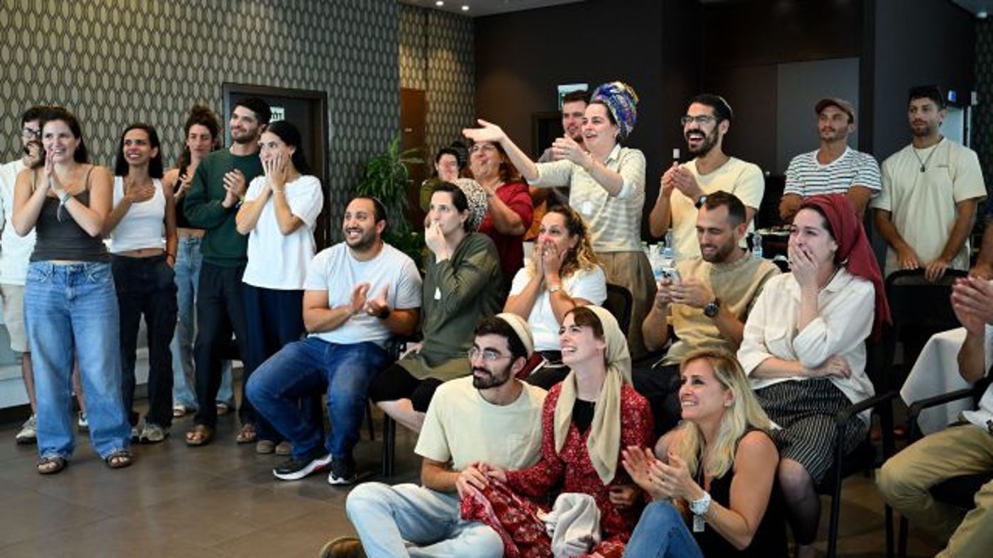 משפחותיהם של אביתר דוד ואבינתן אור צופים בשחרור |