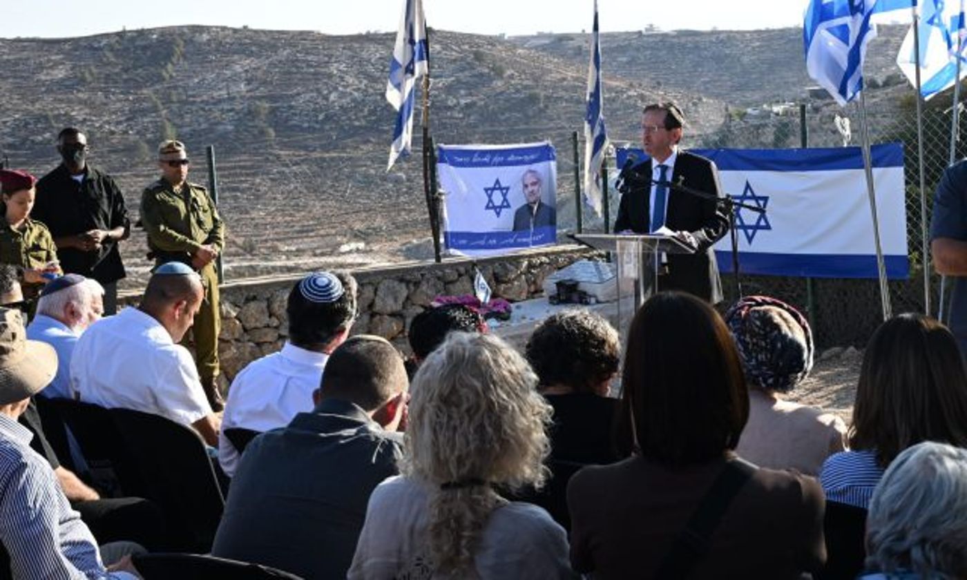 הנשיא הרצוג באזכרה לאלחנן קלמנזון.