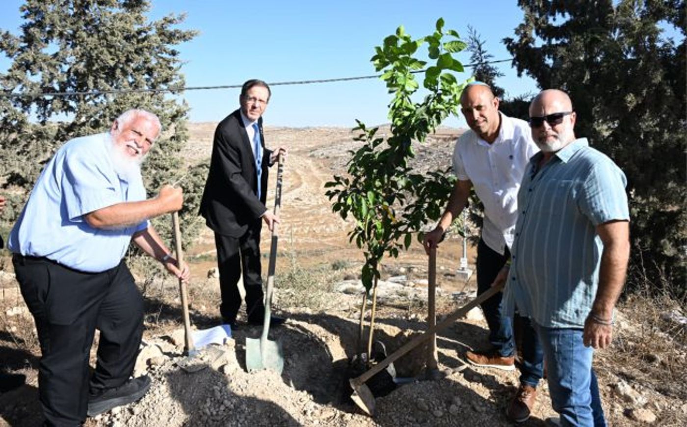 הנשיא הרצוג נוטע עץ באזכרה לאלחנן קלמנזון.