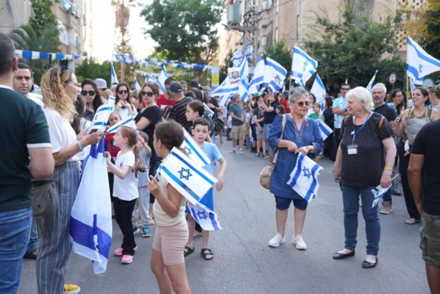 עם מאות דגלי ישראל: כך התקבל איתן הורן כשחזר לביתו | צפו