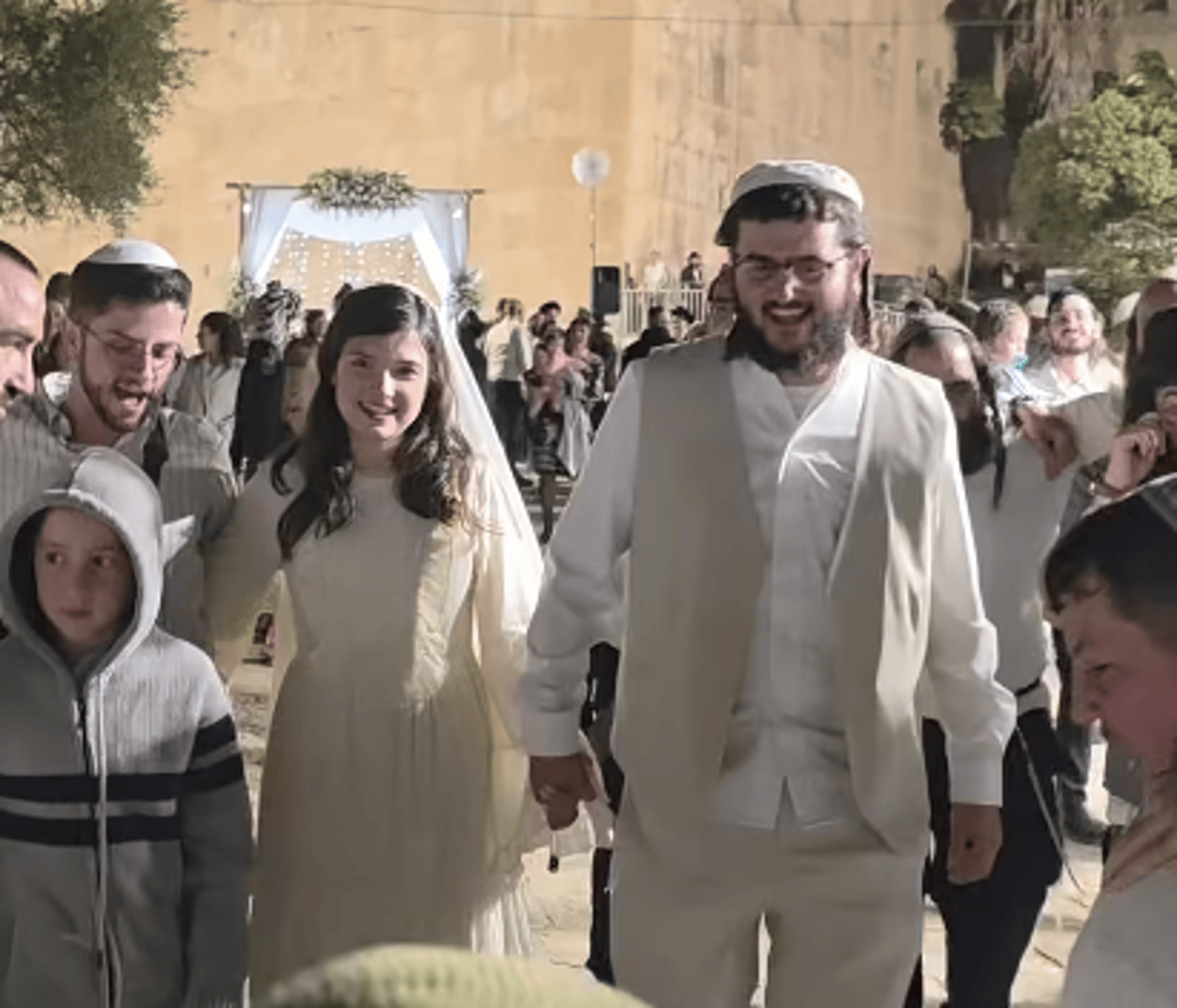 מרגש: הסרוגה שהטריפה את הרשת התחתנה. צפו
