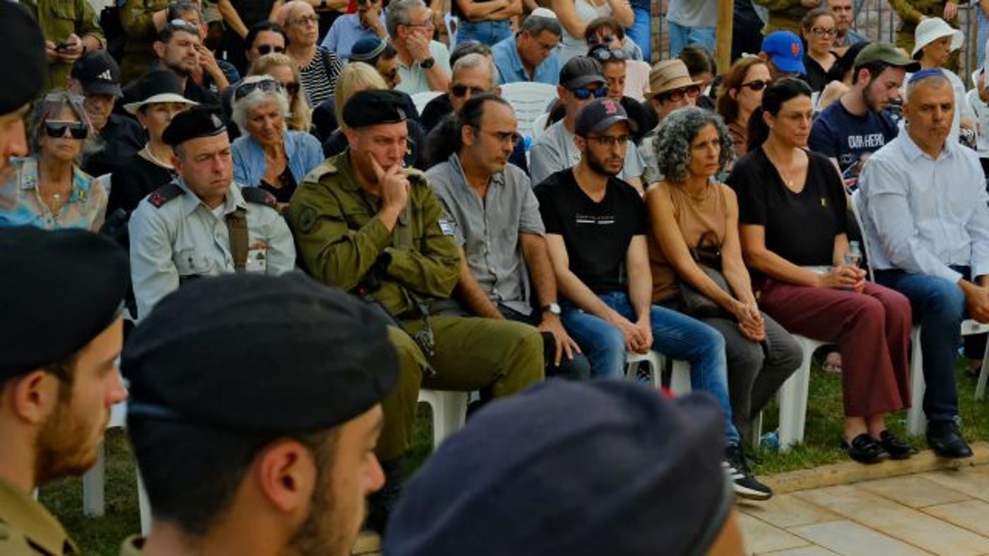 שורד השבי נמרוד כהן והוריו, ויקי ויהודה כהן בהלוויתו של עוז דניאל |