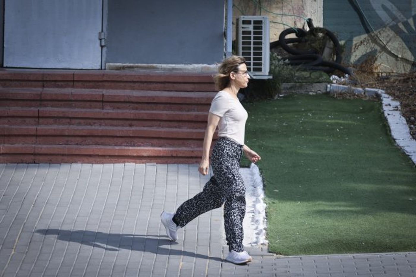 תיעוד ראשון: הפצ"רית שוחררה מכלא נווה תרצה בדרך למעצר בית