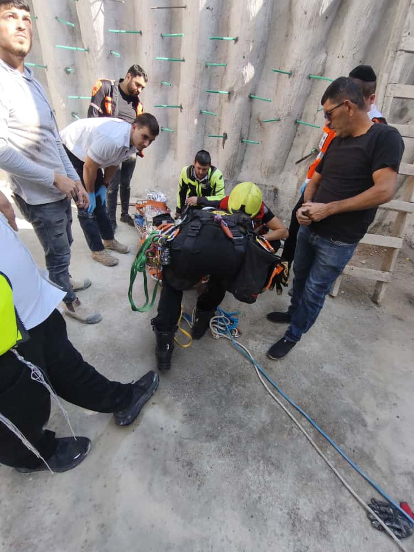 חילוץ דרמטי בירושלים: אדם נפל לבור בעומק של כ-5 מטרים