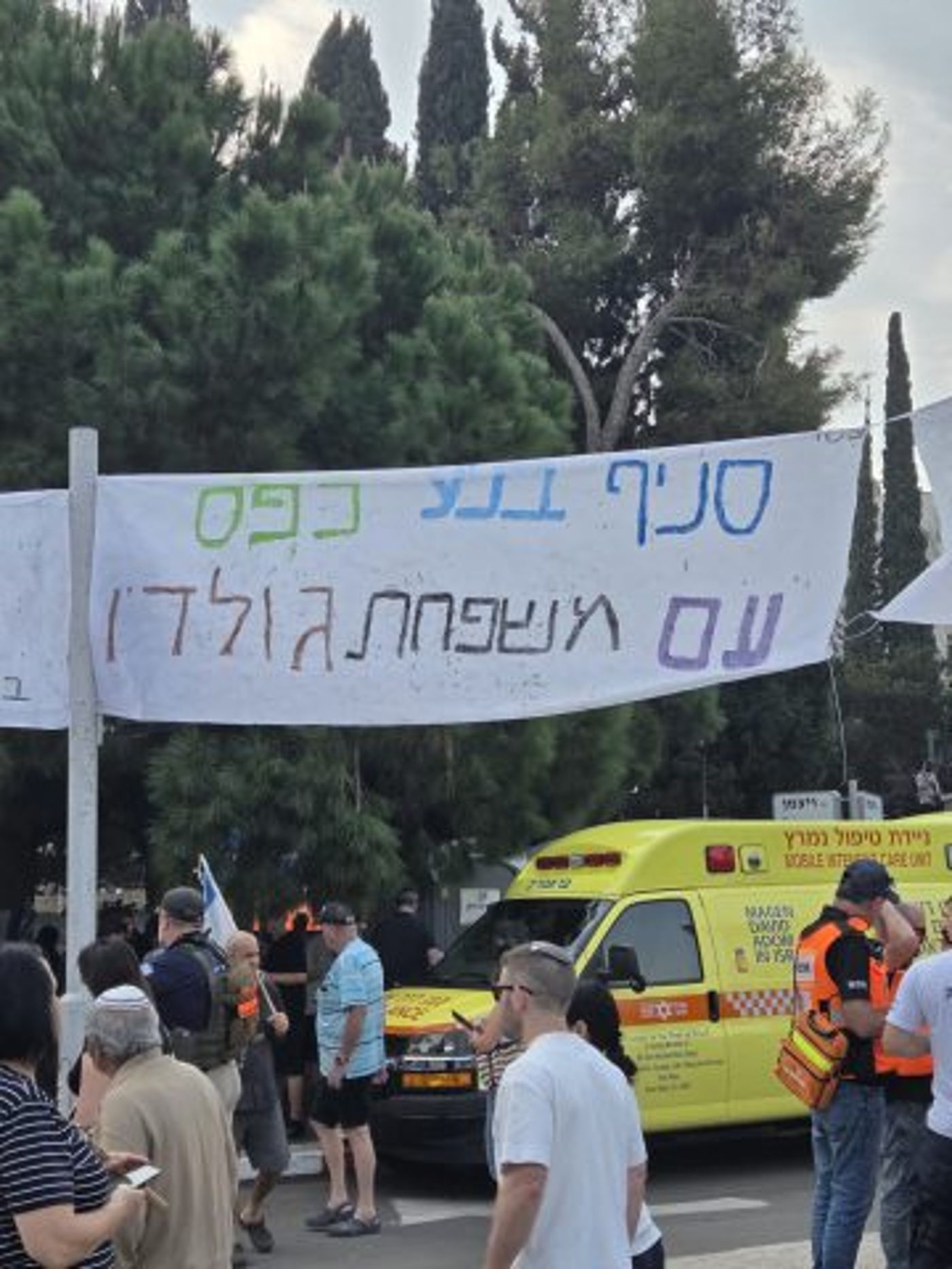 (חברי סניף בני עקיבא הצטרפו למסע הלוויה.