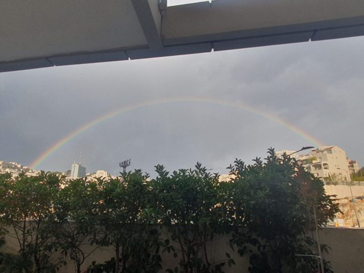 תמונת היום: קשת מרהיבה מעל שכונת בית וגן בירושלים