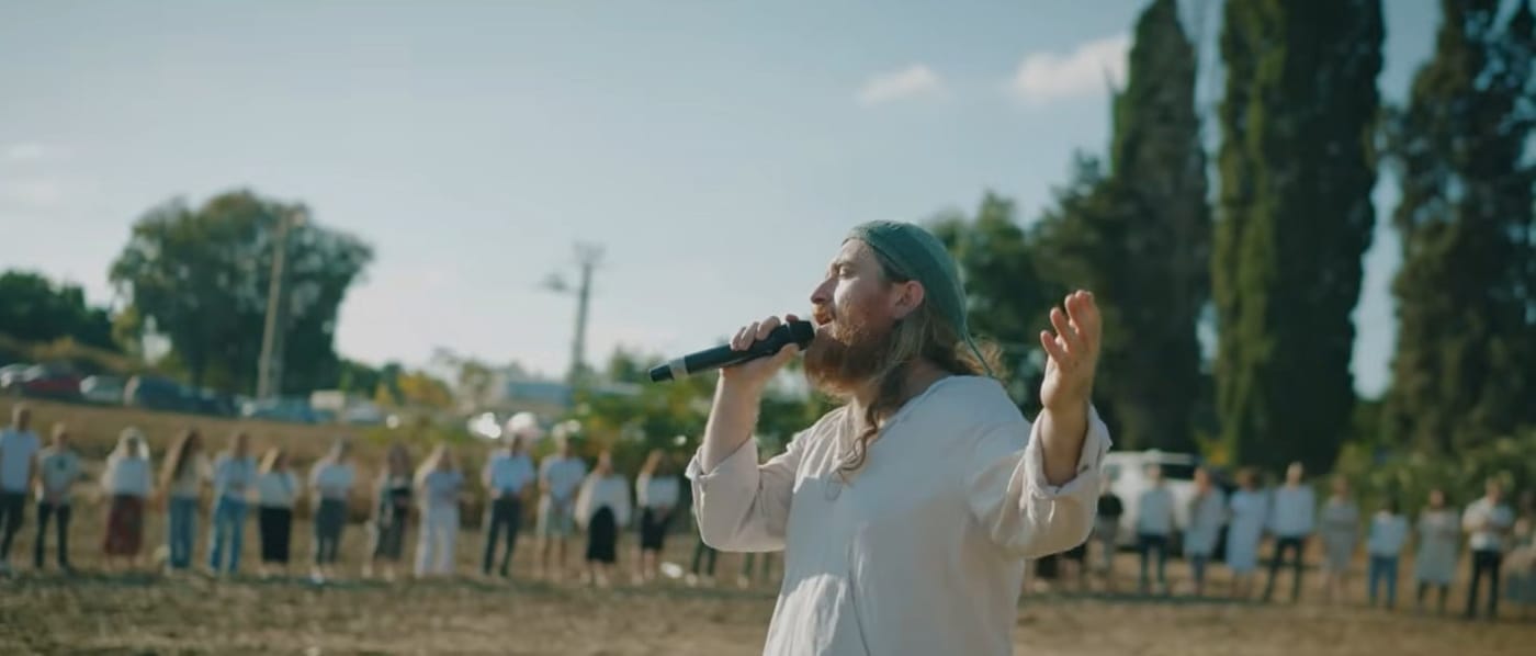 צפו: שירת המונים של יה אכסוף סביב קברה של תפארת לפידות