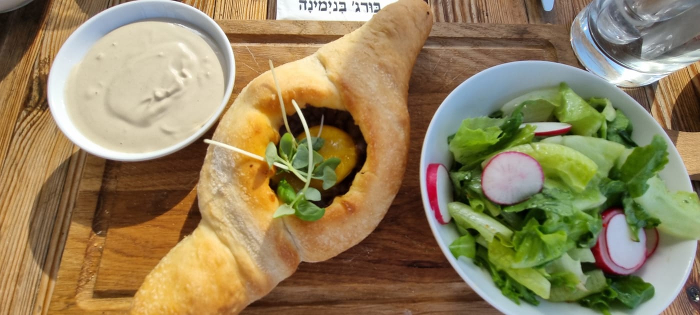 טעמים של תורכים, בריטים וישראלים: סיפורה של מסעדת בוהריים