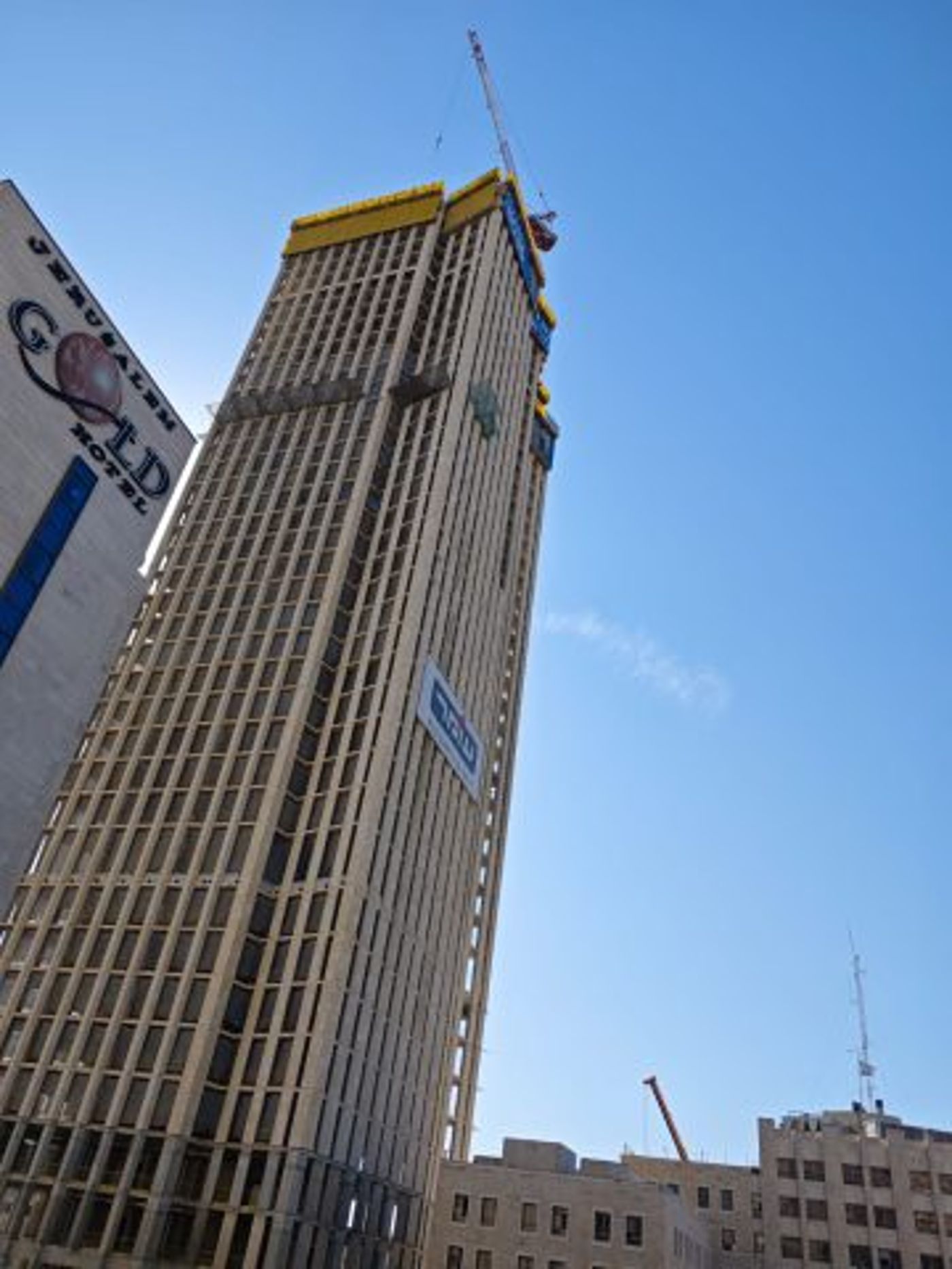 הבניין ממנו חולץ הנער |