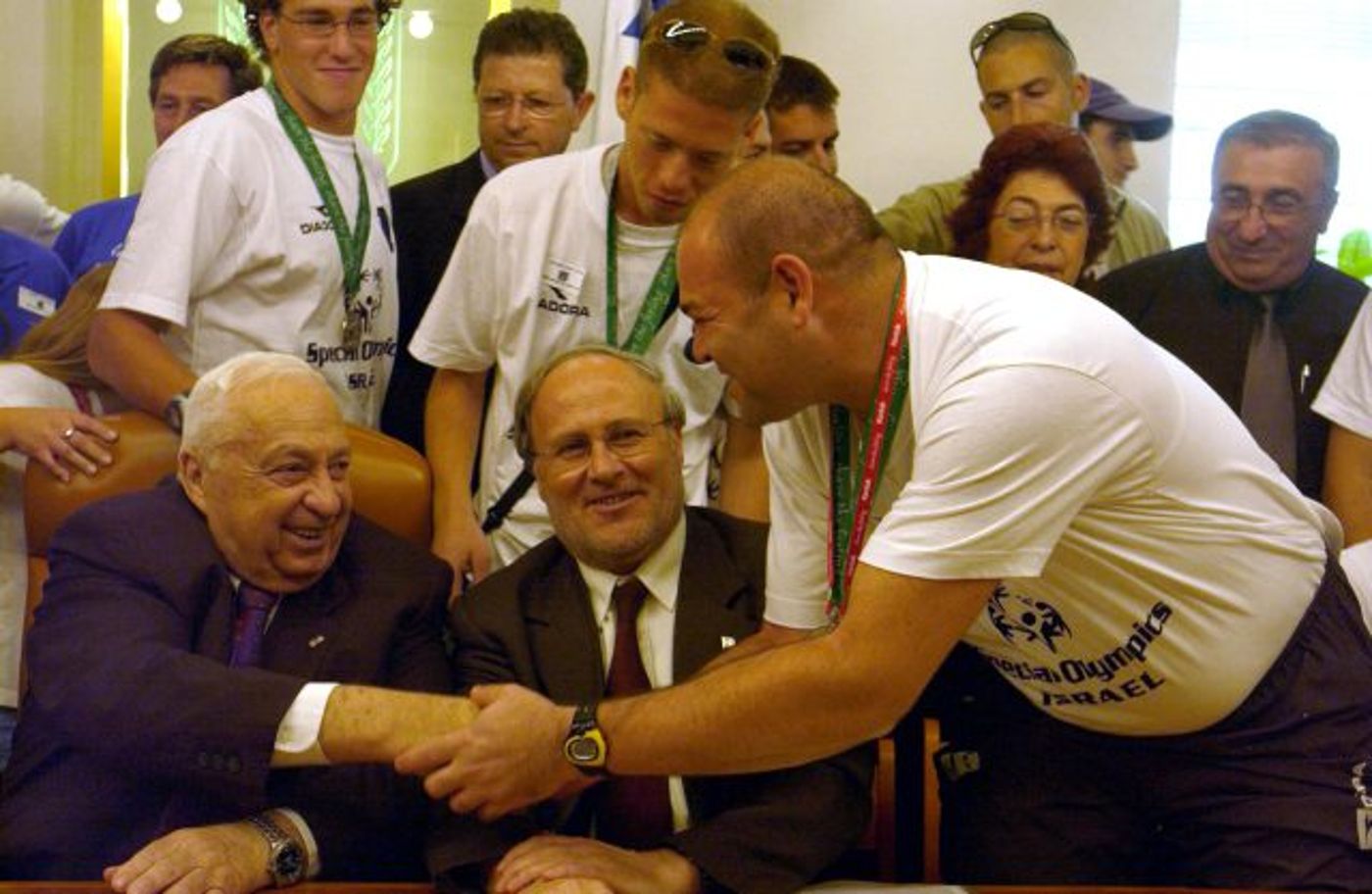 שר בממשלת שרון מקבל את הספורטאים שזכור במדליות במשחקים הפראלימפיים (אבי אוחין, לע"ם)