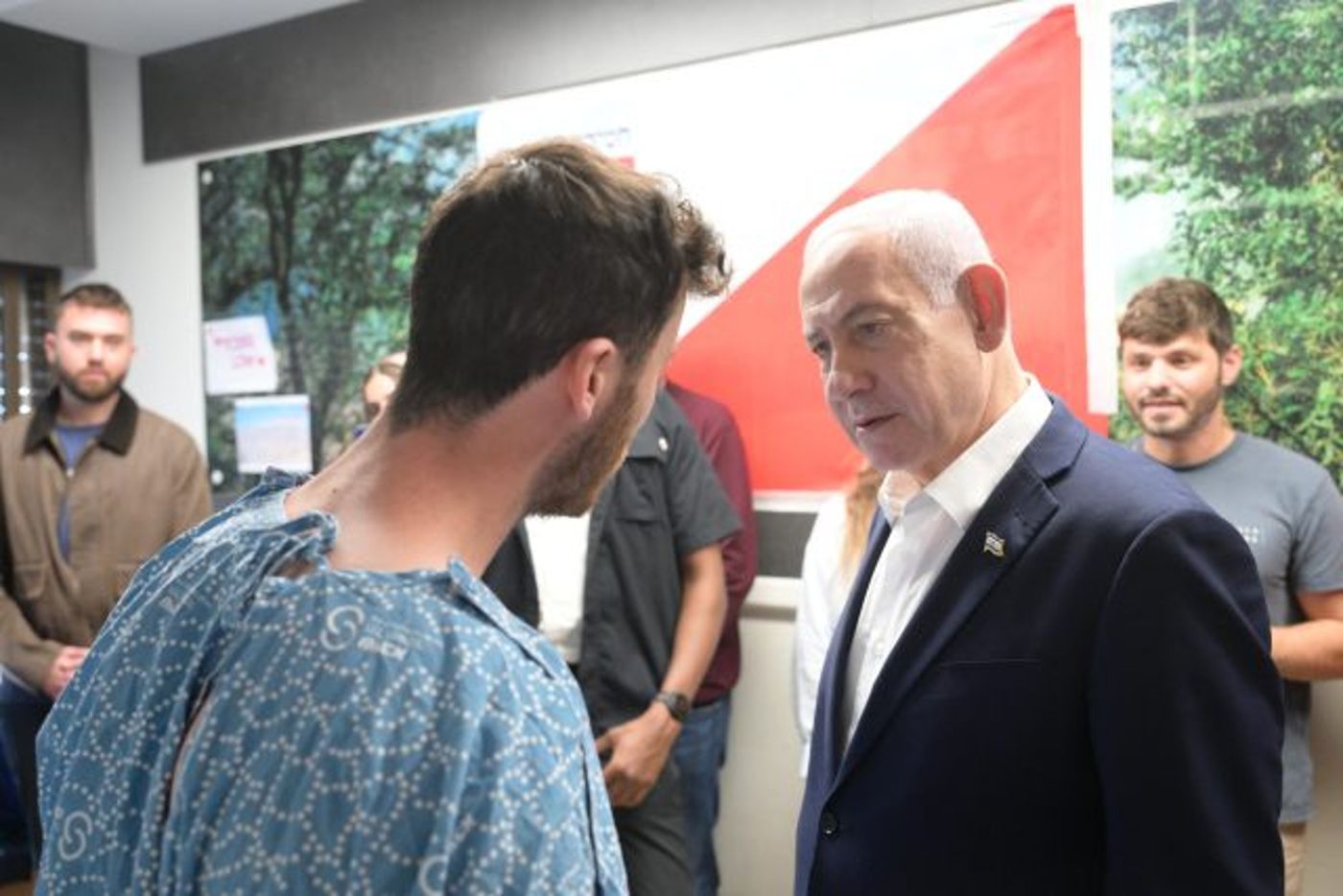 נתניהו עם לוחם פצוע (עמוס בן גרשום, לע"ם)
