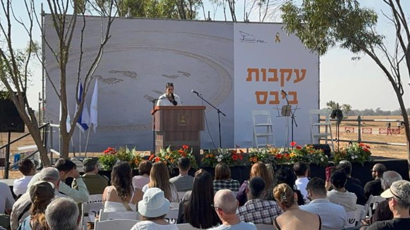 נחנך מיצג עקבות ביבס: "עיגול בטון, 6 מעגלים ו-3 זוגות עקבות"