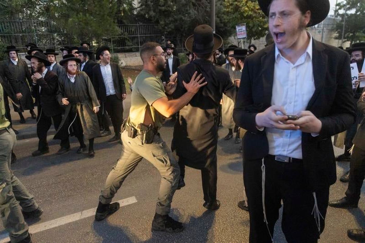 שוטר תועד מכה מפגין: מח"ש פתחה בחקירה