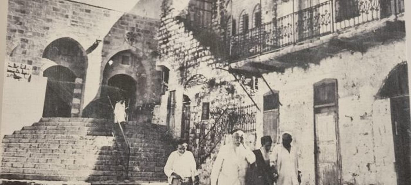 חצר היהודים, תמונה המוצבת בבית כנסת חב"ד בעיר העתיקה