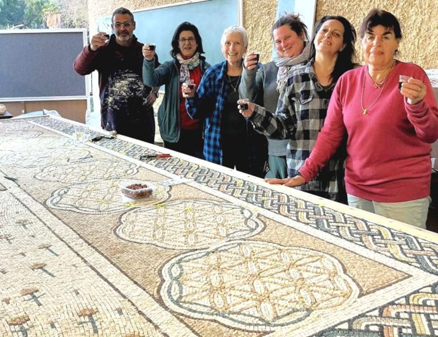 האומן קובי שחר עם קבוצת אומניות מהערבה (באדיבות פרויקט מוזאיקה לשלום)