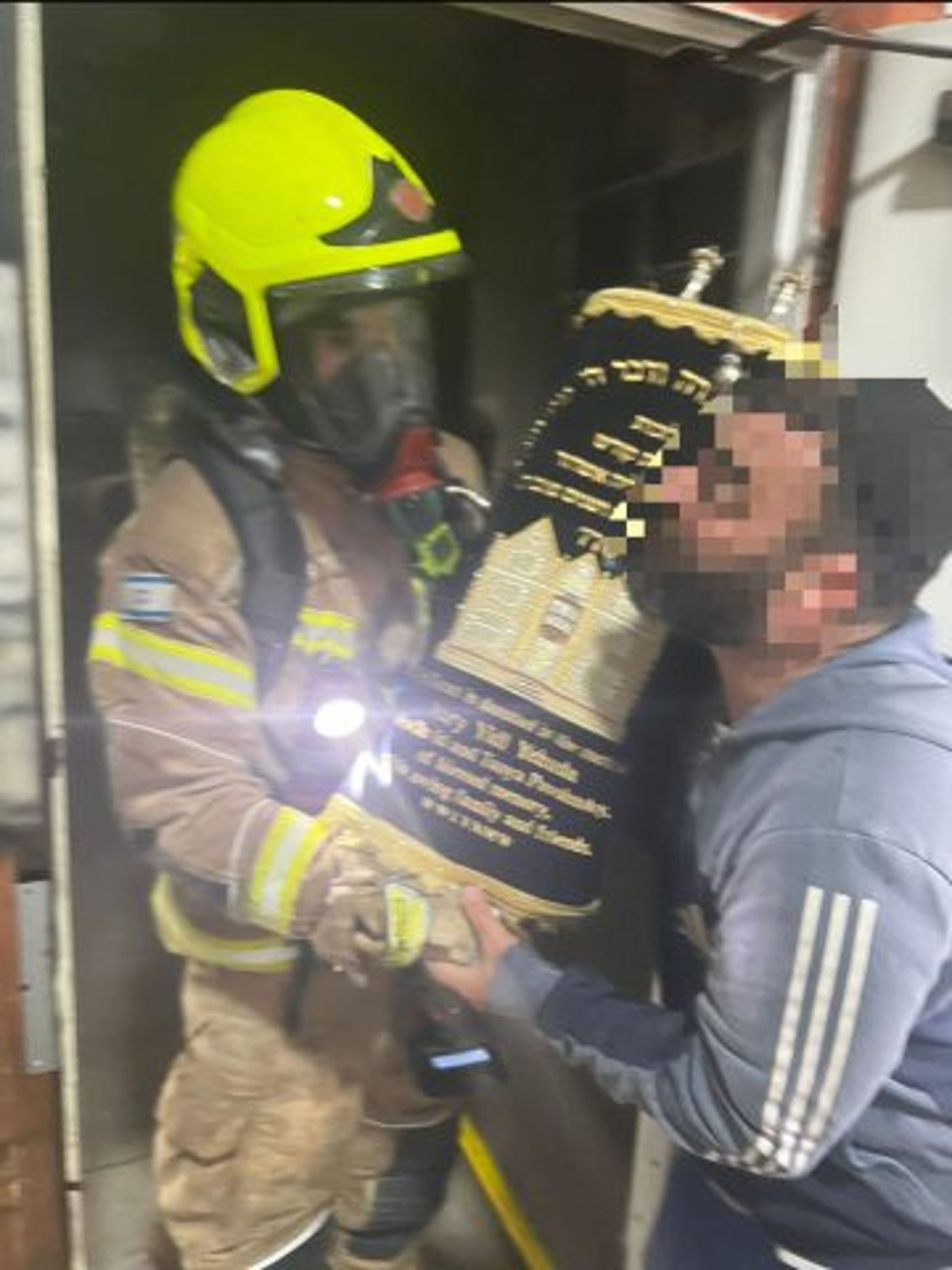 שריפה בבית כנסת באשדוד: לוחמי אש חילצו ספרי תורה