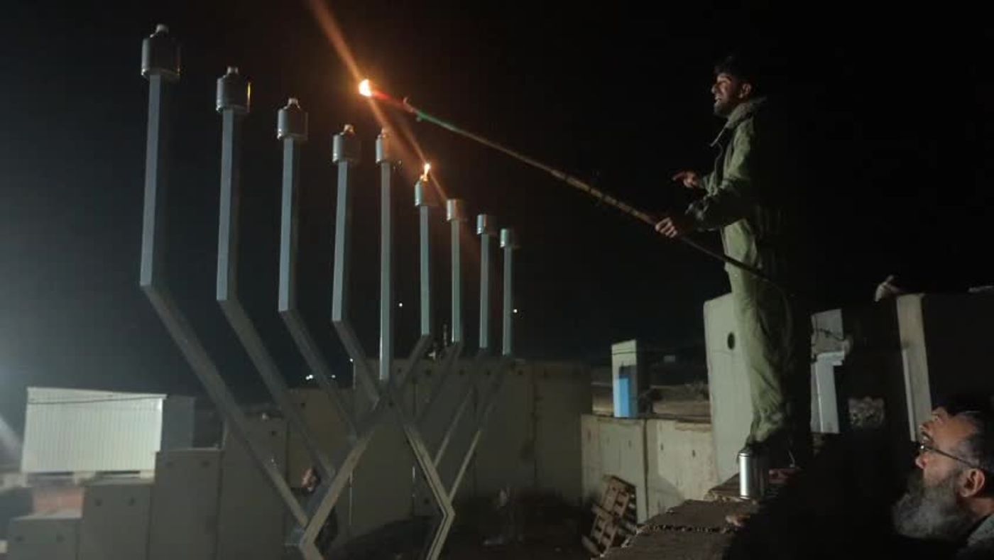 תמונת היום: לוחמים מדליקים את החנוכייה הכי מזרחית בישראל