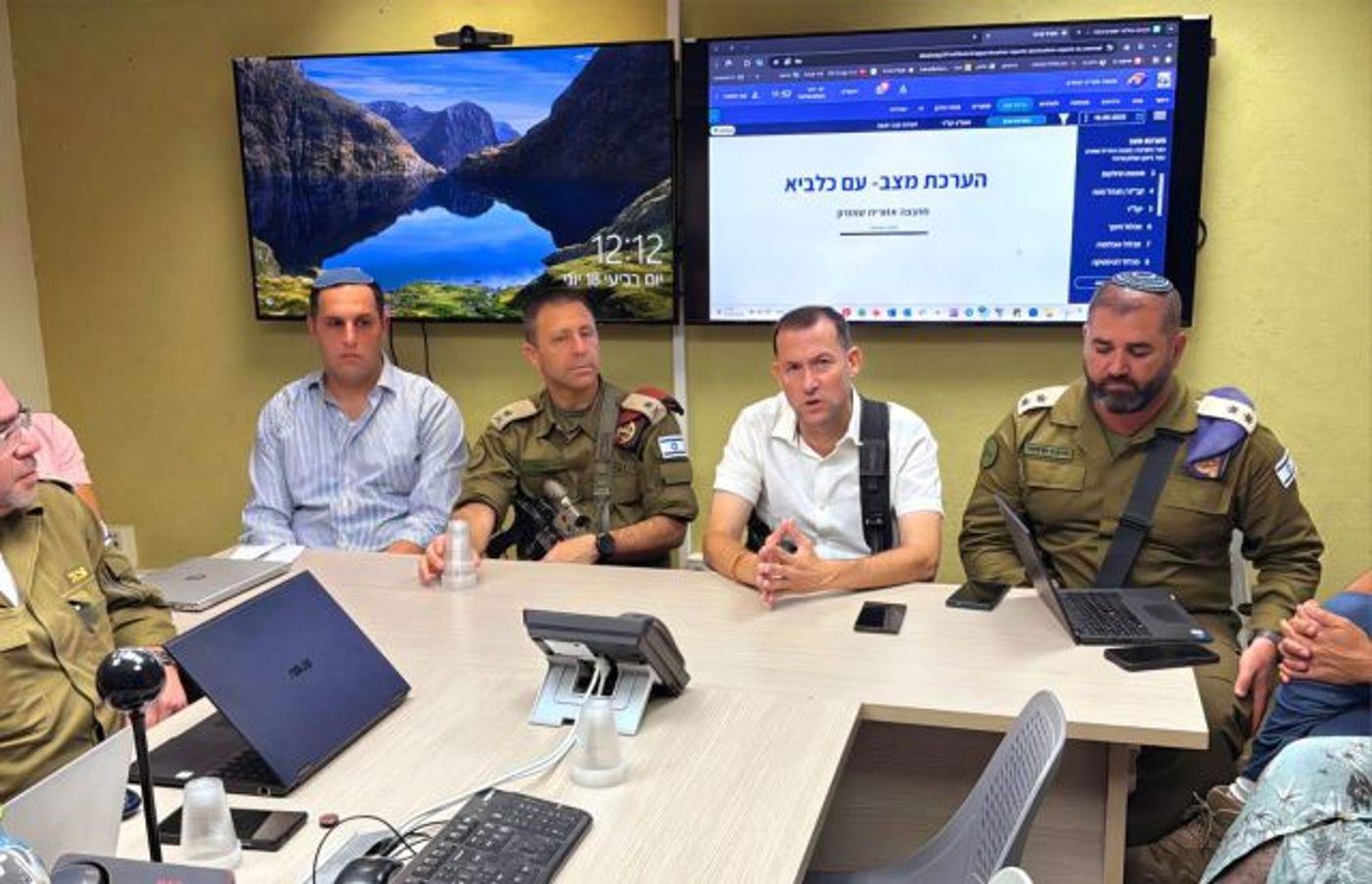 יוסי דגן בזמן החתימה |