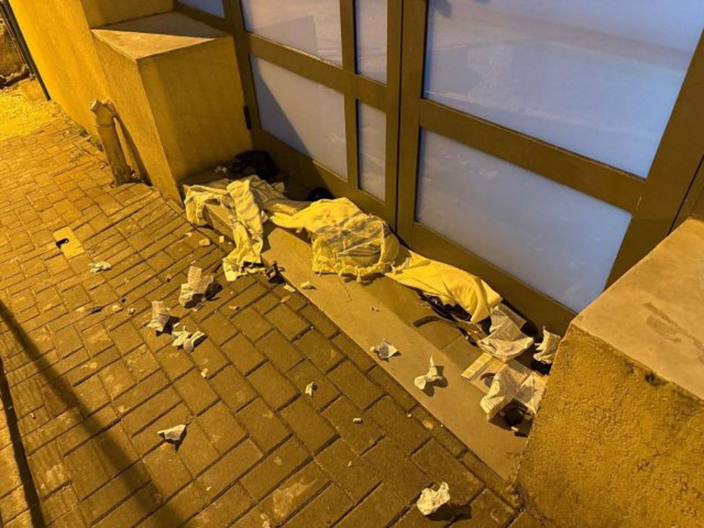 הרבנים הראשים גינו: סידורים ותפילין הושחתו מחוץ לבית כנסת