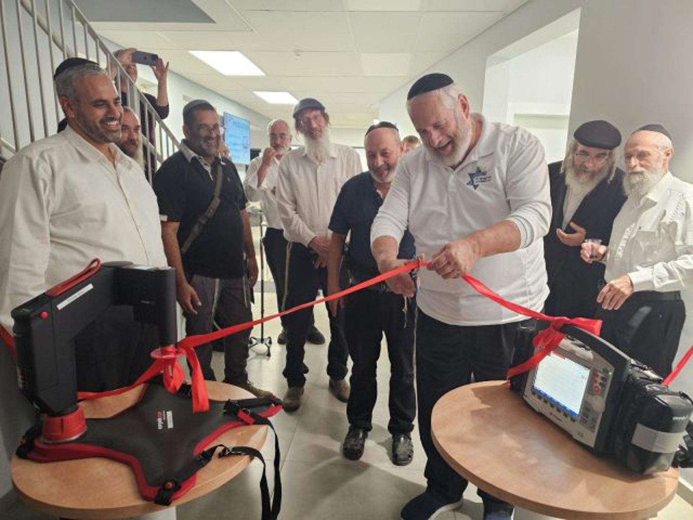 הסיוע למרכז החירום בעמנואל הוא חלק מפעילות רחבה ומתמשכת של קרן "עם ישראל חי" (צילום: יח"צ)
"כשזה הגיע לשמואל – הוא פשוט נרתם. בלי היסוסים. אמר לי: תגיד מה צריך. גם כשאמרתי לו שמדובר בסכומים גדולים מאוד, הוא לא עצר. הוא רצה לראות תוצאה, לדעת שיש ציוד שמוכן ליום פקודה. זה מעורר השראה".
חלק מהמכשור משמש כבר כעת גם בשגרה. "כשיש אירוע לבבי, אנחנו מגיעים עם מכשירי הניטור, והרופא ביישוב מקבל החלטות טיפול בזמן אמת. אבל יש ציוד שנועד בדיוק לרגעים הקשים באמת – כשיש אירוע חירום רחב. לדעת שהוא שם, מוכן – זה משנה הכול", מספר חלא.
הסיוע למרכז החירום בעמנואל הוא חלק מפעילות רחבה ומתמשכת של קרן "עם ישראל חי". הקרן פועלת מזה שנים לחיזוק הערבות ההדדית בישראל, ומסייעת בין היתר לנוער בסיכון, חיילים משוחררים, אלמנות ויתומים, חקלאים, מרכזים רפואיים, יחידת הכלבנים לישראל, נטיעת עצי פרי וחיזוק ההתיישבות והזהות היהודית בארץ ובתפוצות.
כנסו להגרלת הקרן על דירה חדשה בירושלים >>

הפעילות החשובה הזו מתאפשרת, בין היתר, בזכות ההגרלה השנתית של קרן "עם ישראל חי" (צילום: יח"צ)

"יישובים אחרים באו אלינו ולא האמינו", מספר חלא. "לא האמינו שיש לנו