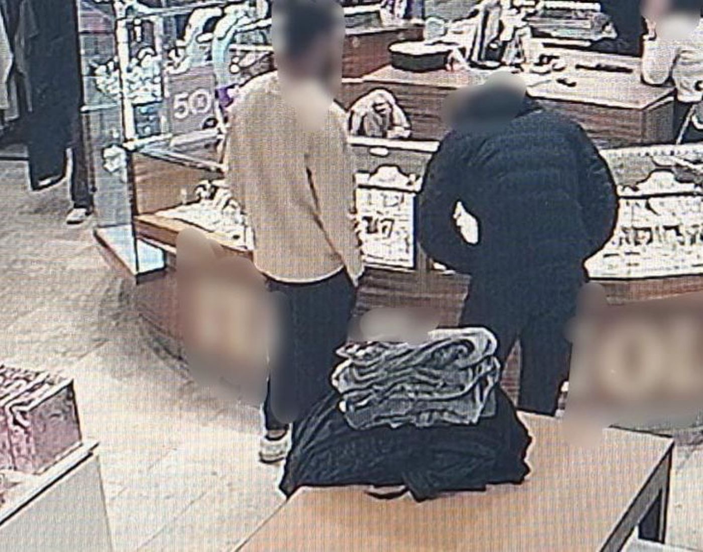 תיעוד: מבקש לראות תכשיט בקניון בכרמיאל – לוקח ונמלט מהמקום