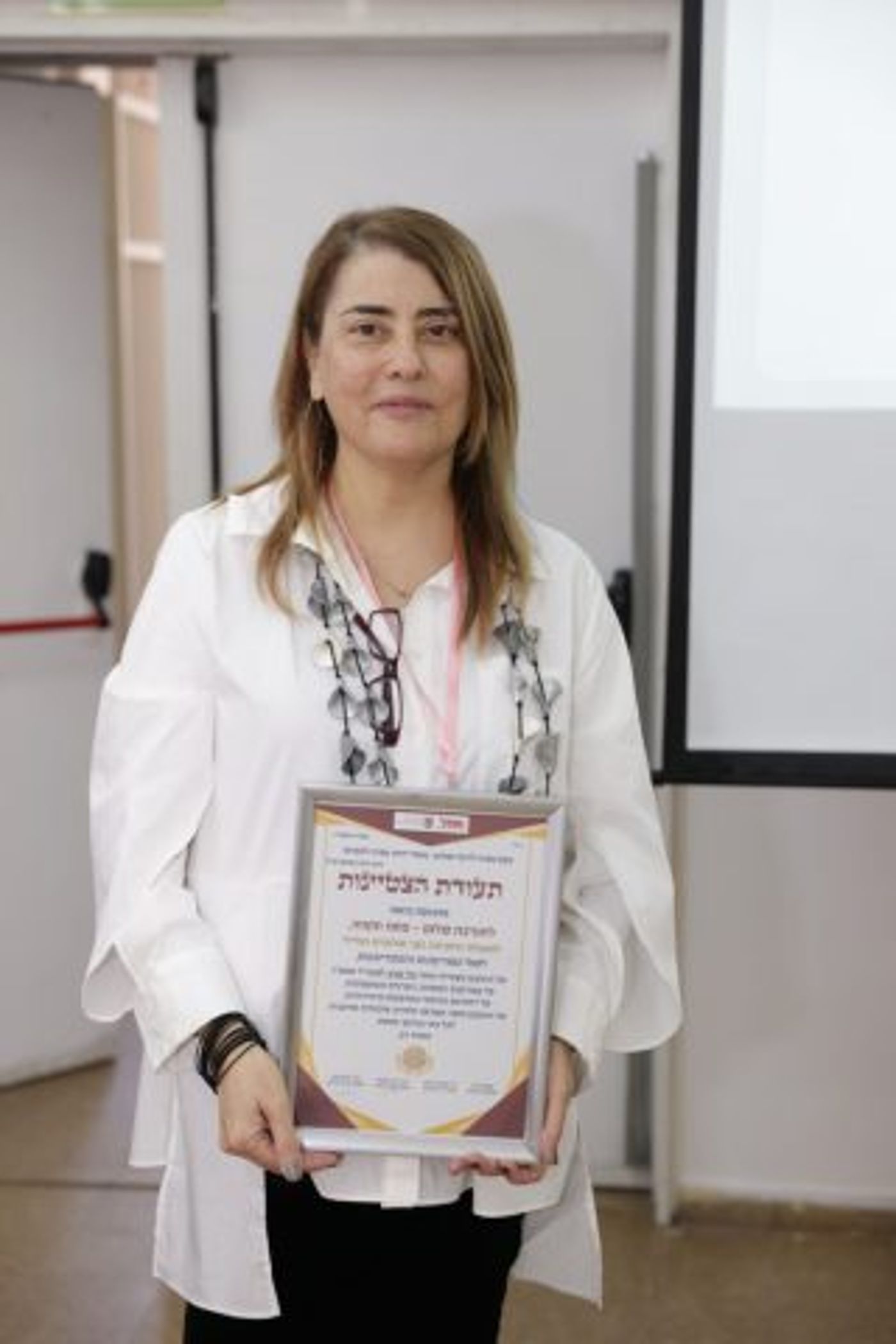מנהלת בית הספר ממ״ד שלום עם התעודה | דוברות עיריית פתח תקוה