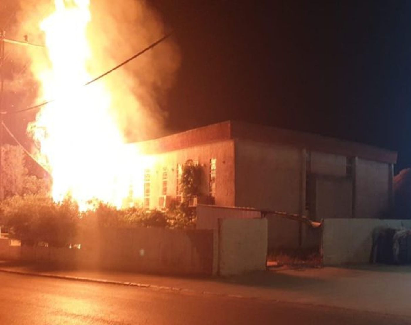 (בית הכנסת כאשר הוצת בפרעות "שומר החומות" בקיץ 2021.