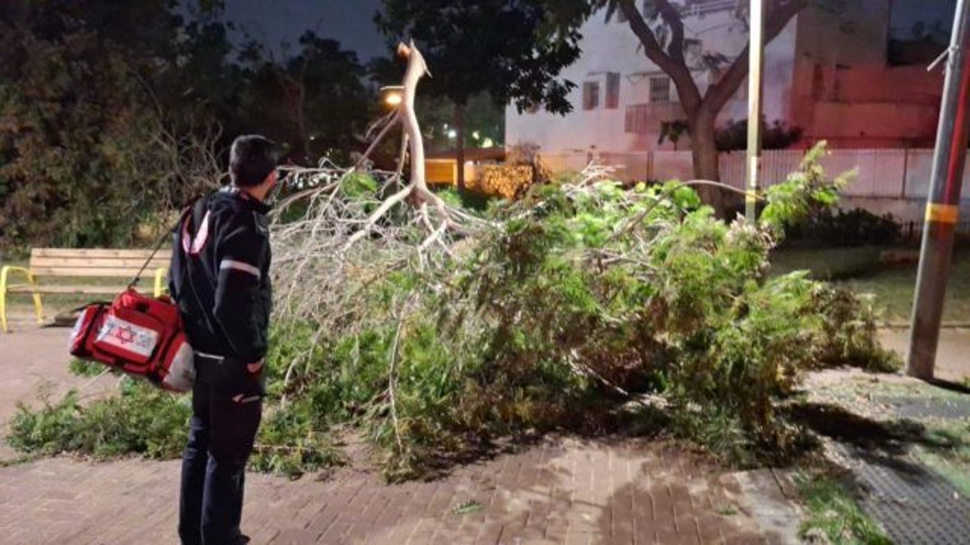 נזקי מזג האוויר: שלושה נפצעו עקב הרוחות העזות במהלך הלילה