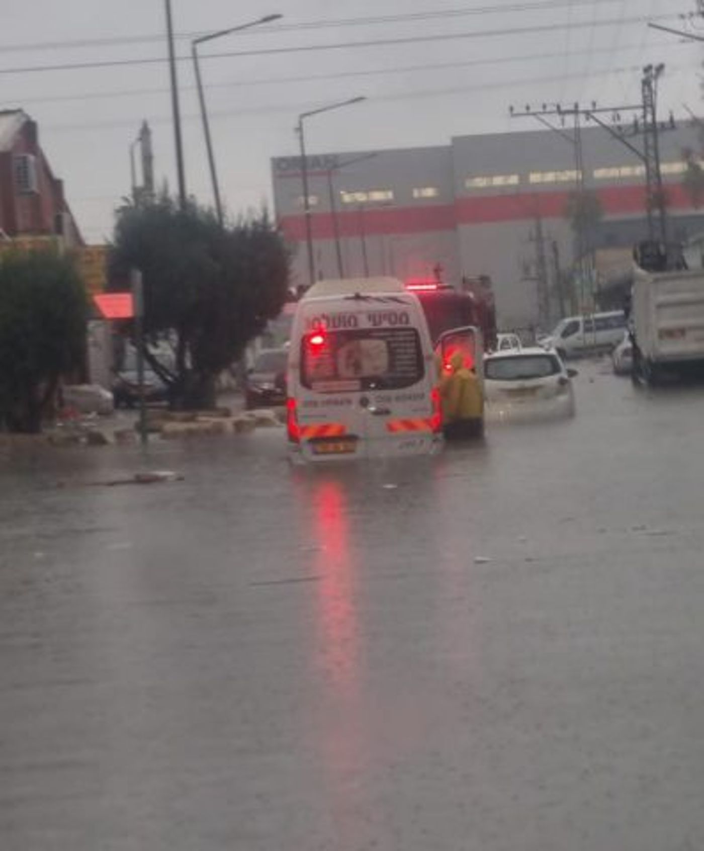 תיעוד מהחילוץ הדרמטי במרכז: נלכדו ברכב וחולצו בסירת הצלה